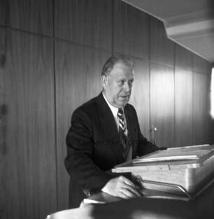 Kreiswehrersatzamt: Arbeitsamt, Berliner Ring: Saal: Neujahrsempfang: Leiter Rolf Manow hält Ansprache am Rednerpult: Aufnahme unscharf