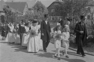 Sorbischer katholischer Hochzeitszug zur Trauung. : Serbski katolski kwasny ćah ducy k wěrownju.