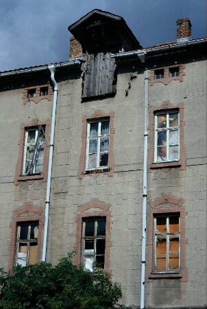 ehemaliges Gutshaus, Traufseite mit Lastenaufzugsluke, verzierte Fenstergewände