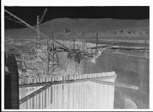 Staustufe Erlabrunn. Blick auf Bauabschnitt III (Schleusenunterkanal), Betonieren der Unterkanaltrennungsmauer; Notverschluss im Unterhaupt.