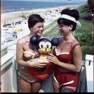Zwei junge Frauen am Ostsee-Strand