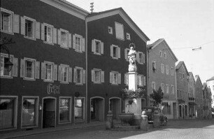 Waging: Straße mit Mariensäule