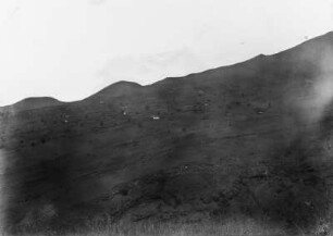 Vulkanlandschaft : Blick über Felder auf Vulkane.