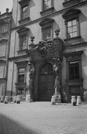 Stadtpalais Liechtenstein — Portal
