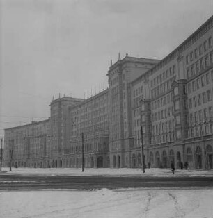 Blick auf die Fassade des Ringbaus