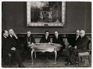 Frühstück zu Ehren des irischen Außenministers Mac Gilligan beim Reichskanzler Dr. Heinrich Brüning in Berlin. von links: Julius Curtius, Wilhelm Cuno, Nuntius Monsignore Cesare Orsenigo, Patrick Mac Gilligan, Heinrich Brüning, Horare Rumbold, Hans Luther