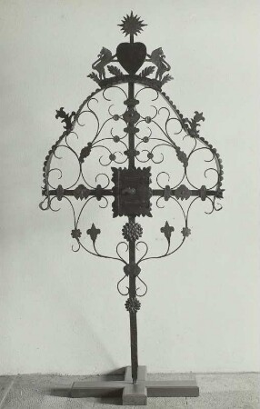 Grabkreuz mit Spiralenwerk und Inschriftschrein
