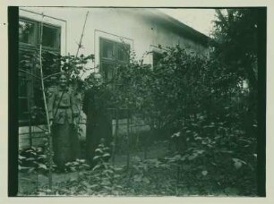 Ernestine Louise und Johann Traugott vor ihrem Haus in Rummelsburg
