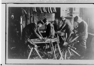 Soldaten der Technischen Betriebe der 27. Infanteriedivision bei Wagnerarbeiten