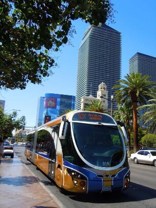 Stadtomnibus am Las Vegas Boulevard : Beiderseits des ca. 6 Kilometer langen Las Vegas Boulevard ("the strip") stehen die Hochhaushotels und Vergnügungsstätten der Spielerstadt, aufgenommen in Las Vegas am 9. August 2012