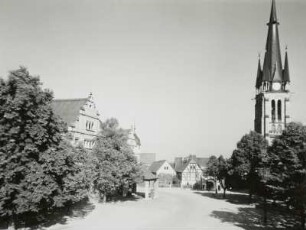 Weinböhla. Kirchplatz mit Zentralgasthof (1899-1900) und Martinskirche (1893-1895; T. Quentin). Blick nach Norden gegen das Weingut "Peter-Keller"