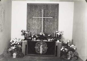 Gedenkecke für die Gefallenen der Gemeinden Etzdorf, Gersdorf und Böhrigen. Gedenkaltar mit Namenstafel der Gefallenen