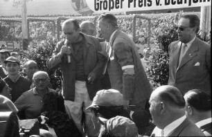 Nürburgring: Fangio auf dem Ehrenpodium