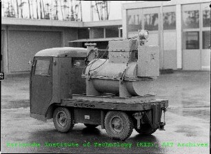 Kleinwagen zum Transport von Abfallbehältern für radioaktives Material auf dem Gelände des Kernforschungszentrums Karlsruhe (KfK)