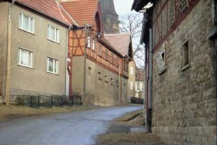 Straße und anliegende Gebäude