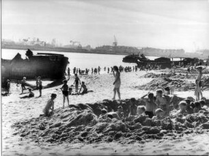 Köhlbrand-Kinderkolonie der "AWO" : Hamburg. Kinder-Ferienkolonie Köhlbrand der "AWO" 1947. Die Kinder stören sich nicht an den herumliegenden Wracks.