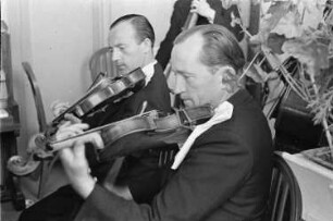 Bordleben Milwaukee. Schiffskapelle beim Musizieren. Geiger