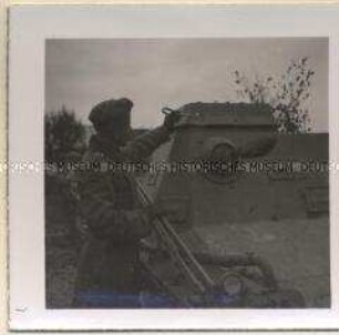Soldat an einem Panzer