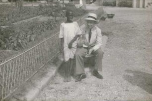 Reisefotos Haiti. Port-au-Prince. Der Fotograf Franz Grasser mit einem einheimischen Jungen