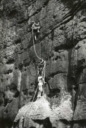 Sächsische Schweiz. Schrammsteine, Falkenstein. Seilschaft Karlheinz Gonda bei der begehung des Renger-Gedächtnisweges (VIIc). Baustelle am Einstiegsriß