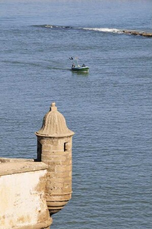 Festungsbastion in Rabat : Ein Fischerboot kommt vom Atlantik und fährt an der Festung vorbei in den Hafen von Rabat, aufgenommen am 06.11.2008. Foto: Uwe Gerig