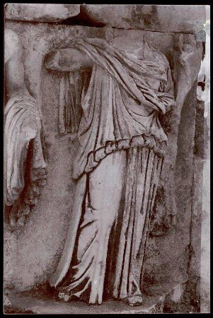 Fotografie. Fragment einer weiblichen stehenden Figur