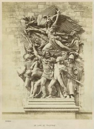 Bild von Plastik am Arc de Triomphe, links, Paris: sechs antike Krieger, teils in Rüstung, darüber Frauengestalt mit Flügeln und Waffen