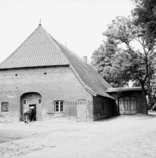 Dorfstraße: links Dorfkrug: im Scheunentor Pferd: hinten rechts Bäume