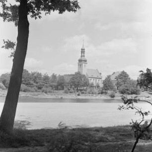 Landschaft um Naumburg am Bober. Blick auf die Kirche von Naumburg. : Krajina wokoło Nowogród Bobrzański. Pohlad na měšćansku cyrkej.
