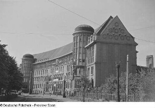 Außenansicht Hauptgebäude mit Bücherturm