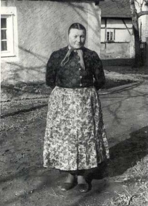 Alltagstracht aus Radibor : Kleidung - katholische Tracht. Ort: Radwor / Radibor. Modisches Kopftuch über Trachtenhaube zum Einkauf innerhalb des Ortes. Vgl. Lětopis C 11/12 (1968/69).