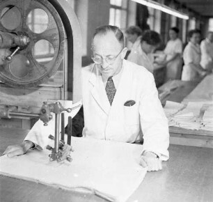 Roßwein, Bahndammstraße 9. Miederwarenfabrik Karl Spranger. Zuschnitt. Alfred Spranger (Geschäftsführer) an der Schneidemaschine