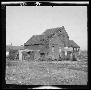 [Bailleul-Sir-Berthoult (Dep. Pas-de-Calais, Frankreich):] Destillerie mit Dachschäden und Einschusslöchern