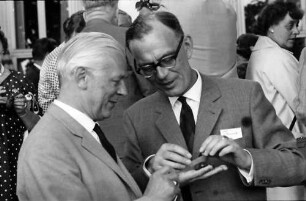 13. Tagung 1963 Medizin; Gruppen beim Bayrischen Frühstück: Adolf Butenandt, Graf Lennart Bernadotte, rechts Frau Hein