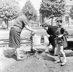 Wasserrohrbruch am Verteilerschacht der Wasserleitung Ecke Kaiserallee und Yorckstraße.