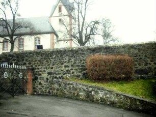 Ansicht von Süden mit Kirche (Kirchturm Frühgotisch gegründet 13 Jh) über Kirchhofmauer (Wehrgang mit Steinbrüstung und Schießscharten abgetragen)