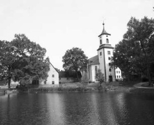 Triebel-Sachsgrün, Dorfstraße. Kirche (1823/1824) mit Westturm. Ansicht über den Teich