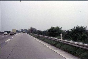Einfahrt in Nebenfahrbahn West (Frankfurt Richtung Karlsruhe) von Hauptfahrbahn West (Frankfurt Richtung Karlsruhe)