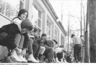 Winter in Dresden, Katzen im Schnee, Treibeis auf der Elbe, Schneetreiben am Postplatz, Frau beim Streuen des Gehweges, Pioniere beim Wintersport: Rodeln, Eislaufen, Eisstockschießen, 1959 - 1963