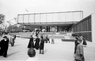 Brüssel: Straßenbahn vor Tunnel, Hintergrund Atomium [Pavillon Jugoslavien]