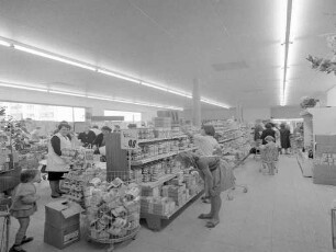 Eröffnung eines Edeka-Lebensmittelgeschäftes in Oberreut.