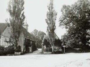 Oberwartha, Klostergut, Straßenansicht mit Tor