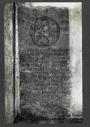 prot. Kirche, Grabstein der Anna Ölgartin, Ehefrau des Pfarrers, 1621