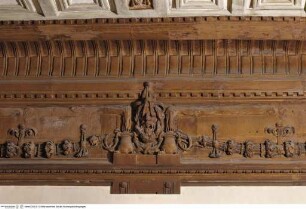Wanddekoration mit Masken und Girlanden aus Seilen und Blumen