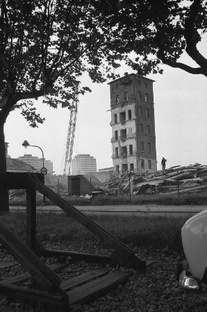 Abbruch von Gebäudekomplexen der Nähmaschinenfabrik Gritzner & Kaiser im Zusammenhang mit dem Bau des 2. Bauabschnitts der Richt-Wohnanlage.
