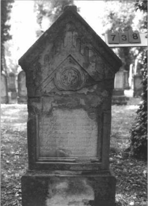 Grabstein 738 (Index: 99788515) Material: Sandstein Zustand: zerbrochen und repariert, sehr stark verwittert mit Textverlust, Aufsatz fehlt Maße HxBxT: 156x72x19 cm Symbolik: Vierpaß: Grabstein 738