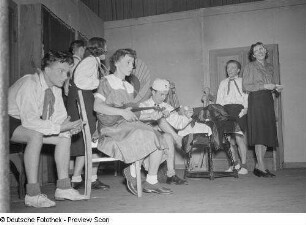 Szene aus dem Theaterstück "Spiel ins Leben" im Theater der Jungen Welt