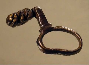 Schlüssel mit verbogenem ringförmigen Griff