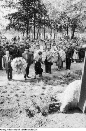 Dresden, Hellerau. Deutsche Werkstätten Hellerau: Feierliche Freigabe eines dem Antifaschisten und von den Nazis hingerichteten Kurt Schlosser gewidmeten Steines in den Hellerauer Werkstätten, 1965