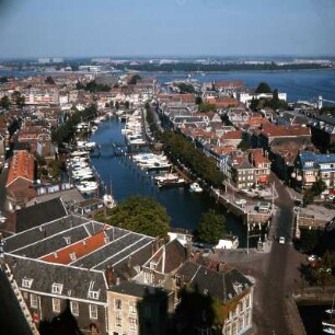 Dordrecht, Bootshafen : Dordrecht. Bootshafen in Stadtmitte im Rheindelta